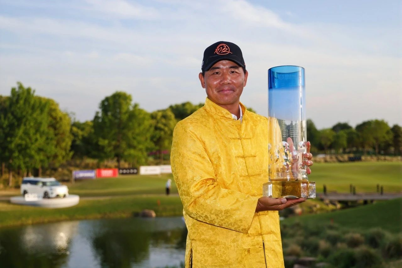 吴阿顺再夺国家公开赛奖杯，前十名升起四面五星红旗！